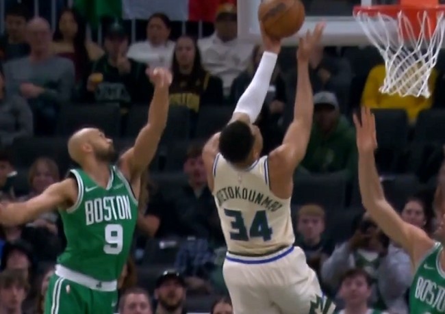 开云体育-中国官网登录入口-冲击力依然很强！字母哥反击一条龙上篮 缺阵15场后拿到复出首分